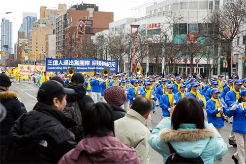 '图3：二零一八年三月十日部份多伦多法轮功学员和民众在市中心举行“声援近三亿人退出党团队”为主题的大游行。'