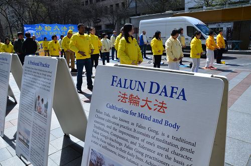 图：二零一八年四月二十二日，西雅图部分法轮功学员在西雅图市中心的西湖公园（Westlake Park）集体炼功，纪念“四二五”十九周年。