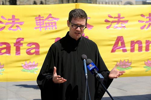 图13：前加拿大宗教自由办公室大使Andrew Bennett先生在集会发言