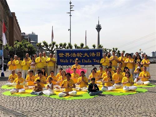 '图1：法轮功学员恭祝师父生日快乐'