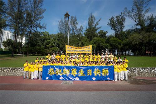 '图9：集体炼功结束后，法轮功学员恭祝师尊生日快乐，感谢师尊把法轮大法的美好带给世人。'