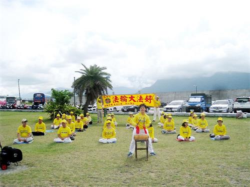 '图1：花莲法轮功学员在七星潭前演奏唐鼓。'