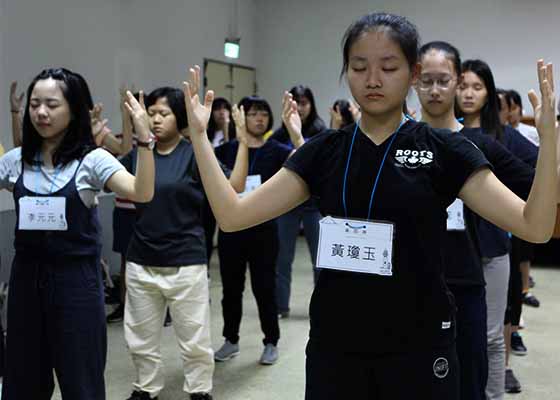 台湾学子夏令营 近百人学炼法轮功