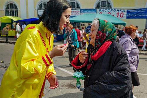 '图6～9：法轮功学员在最繁华热闹的大教堂广场上展示功法，和系列弘法活动'