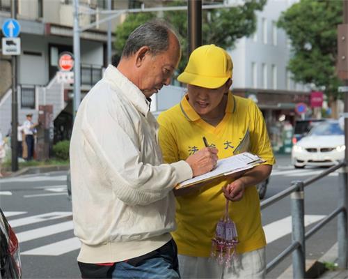 '图4～5：法轮功学员向民众讲真相，并征集反迫害签名。'