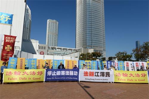 '图3：法轮功学员在集会上张起横幅，呼吁停止迫害法轮功。'