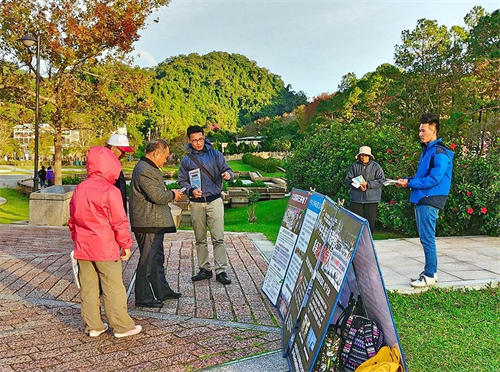 '图5：学员向陆客解说展板真相内容。'