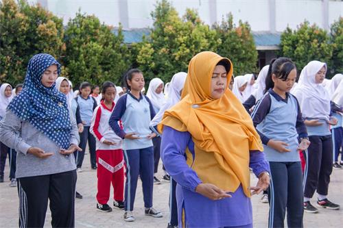 图：印尼巴丹岛第三十八国立中学大约五百名学生、老师、工友正在集体学炼法轮功功法