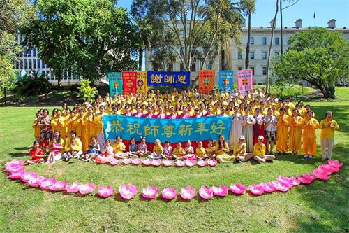 '图1：二零一九年二月三日，墨尔本各族裔法轮功学员聚集在市中心的财政花园（Treasury?Gardens），给慈悲伟大的师尊李洪志先生拜年。'