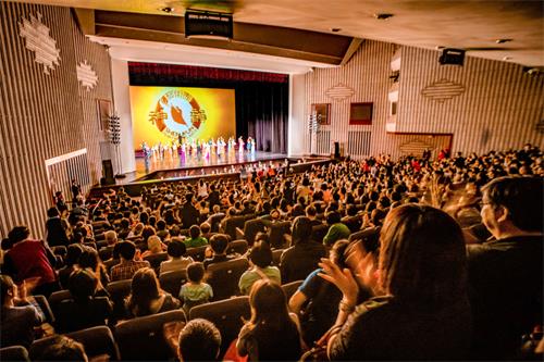 图2：二零一九年四月三日晚间，神韵世界艺术团在高雄市文化中心举行全台首场演出，谢幕时爆满观众报以热烈掌声，感谢神韵艺术家们精彩演出。