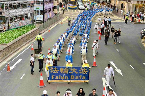 '图5：在天国乐团领头下，游行队伍在港岛市区行进。'