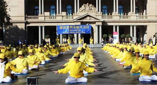 '图2～3：五月九日，法轮功学员清晨在悉尼市中心海关大楼门前广场集体大炼功'