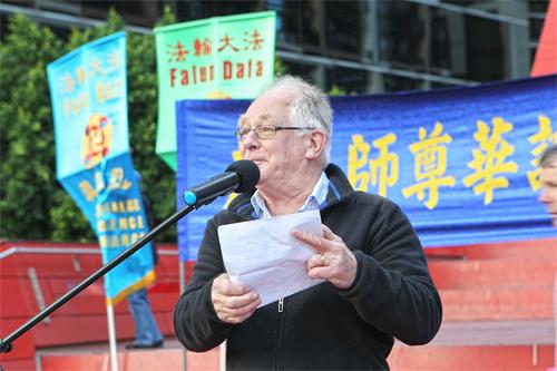 '图10：前澳洲民主工党（Democratic Labor Party）维州副主席福拉德（Gerard Flood）先生发言。'