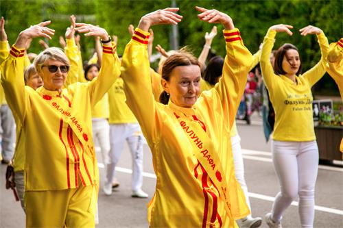 图10： 在莫斯科素科尔尼基公园（Sokolniki park）法轮功学员功法展示