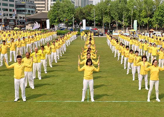 庆法轮大法日 韩国首尔举行盛大游行