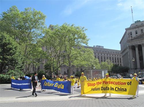 '图1：二零一九年五月十八日，法轮功学员在纽约富利广场（Foley Square）集体炼功'