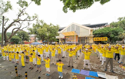 图3：2019年5月5日，在高雄桥头糖厂提前庆祝“世界法轮大法日”，从最小九岁至最大九十一岁的法轮功学员们，为游客展示祥和优美的五套功法。