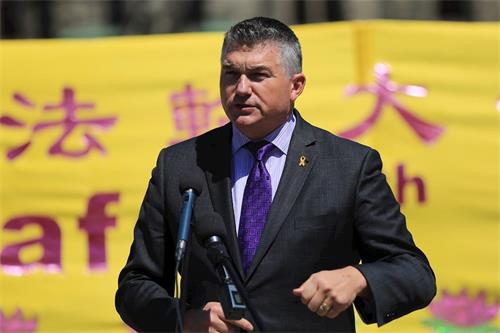 '图5：国会议员James Bezan'