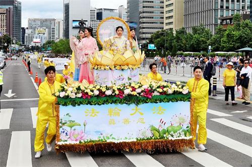 '图20：法轮功游行队伍中的花车和仙女们。'