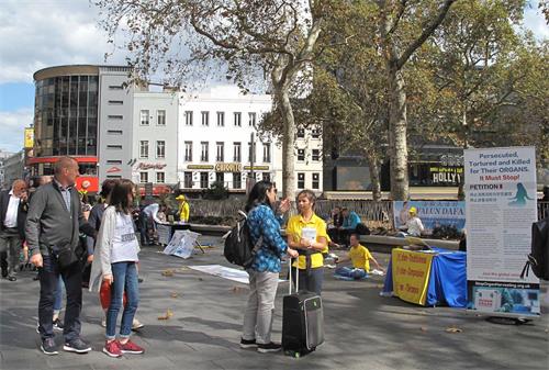 '图3～4：二零一九年九月一日，欧洲法轮功学员在莱斯特广场（Leicester　Square）传播法轮功真相，吸引众多民众关注。'