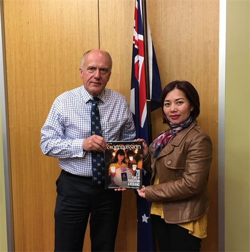 澳洲联邦参议员、参议院外交事务委员会主席阿贝茨先生（Senator the Hon Eric Abetz，左）在其位于塔斯曼尼亚州首府霍巴特市中心的办公室和法轮功学员合影。