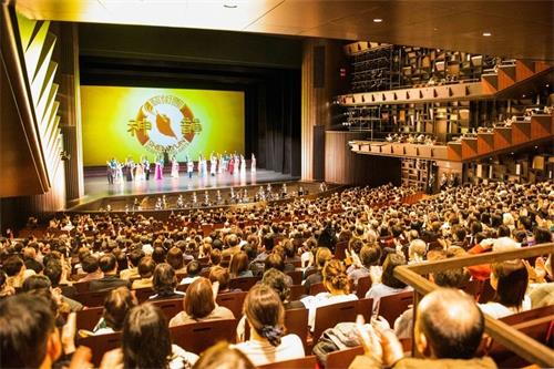 '图5：二零二零年一月十八日，神韵纽约艺术团在日本堺市民艺术文化厅（Sakai Performing Arts Center）上演两场演出，连续大爆满。日本主流赞神韵是完美无瑕的艺术，期盼神韵明年再来。'