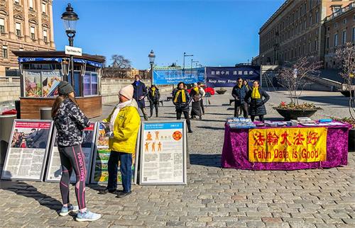 '图1：瑞典法轮功学员在斯德哥尔摩市中心国会大厦旁的钱币广场（Mynttorget），举办讲真相活动。'