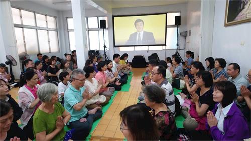 '图1～4：高雄法轮功学员二零二零年五月九日、十日于瑞丰夜市真相景点、大岗山自然生态园区、中央公园、台湾房屋四楼等处，庆祝“世界法轮大法日”，恭祝师父生日快乐。'