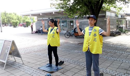 图1：法轮功学员在波尔沃市隆迪商场外面炼功