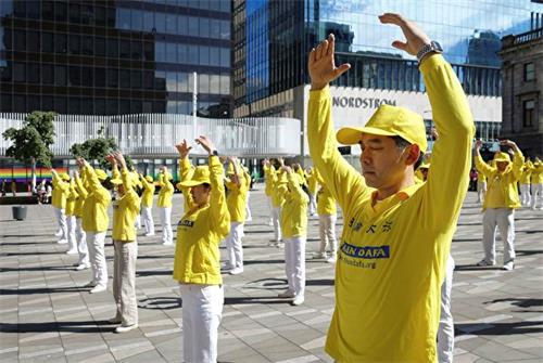 '图1～3：二零二零年七月十二日，温哥华法轮功学员在市中心艺术馆前广场，举办大型炼功，纪念法轮功和平反迫害二十一周年。'