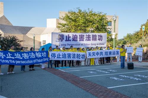 '图1～3：二零二零年九月十九日，美国首都华盛顿的部份法轮功学员在中共驻美大使馆前集会，抗议中共加剧迫害法轮功学员的暴行，呼吁国际社会制止迫害。'