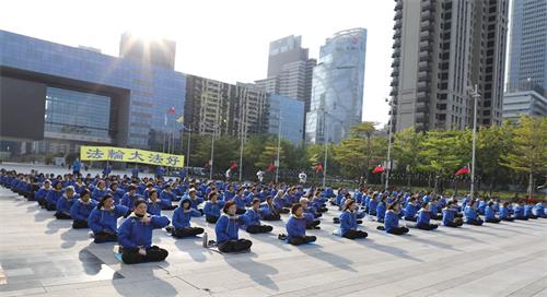 '图2～4：二零二一年一月一日，大台中地区的法轮功学员在市政府广场上集体炼功。悠扬炼功乐声响起，学员展示五套功法缓、慢、圆的整齐动作，殊胜祥和的壮观场面，吸引过往行人的目光。'