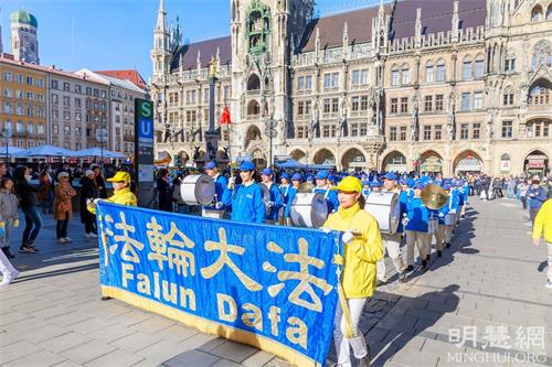 '图1：二零二一年十月二十九日，法轮功学员在德国慕尼黑举办大型集会和游行，展示法轮功的美好，揭露中共迫害和活体摘取法轮功学员的罪恶。图为游行队伍从玛利亚广场（Marienplatz）出发。'