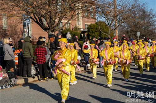 '图1～2：二零二一年十二月十二日，美国特拉华州的埃斯米尔镇（Elsmere）举办了盛大的圣诞游行，法轮功腰鼓队应邀参加。'