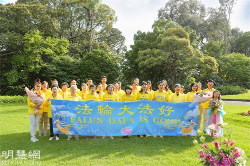 '图1：奥克兰中区学员恭祝师尊新年快乐！'