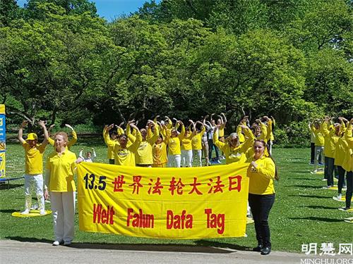 '图7：法轮功学员在杜塞尔多夫庆祝法轮大法日'