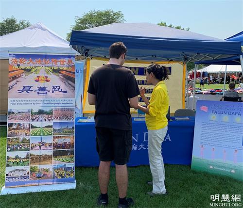 图1-3：法轮功学员参加芝加哥西北郊帕拉坦市（Palatine）的美国独立日节庆，向居民介绍功法。