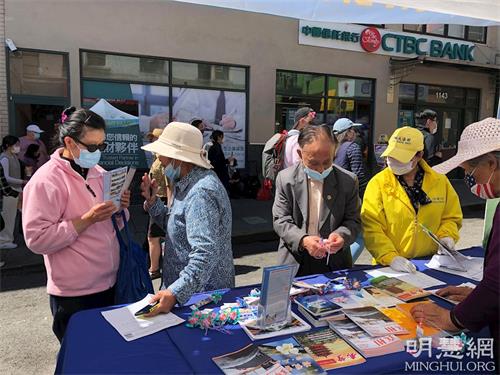 '图1～5：二零二一年九月十一日和十二日，法轮功学员在旧金山中国城中秋街会上设立摊位，传播法轮功的真相，不少市民驻足了解。'