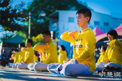 '图1～4：二零二二年一月一日和二日，连续两天年假，台湾台南部份法轮功学员在成功大学榕园和人潮很多的安平古堡，演示祥和优美的五套功法。吸引不少游客关注。'