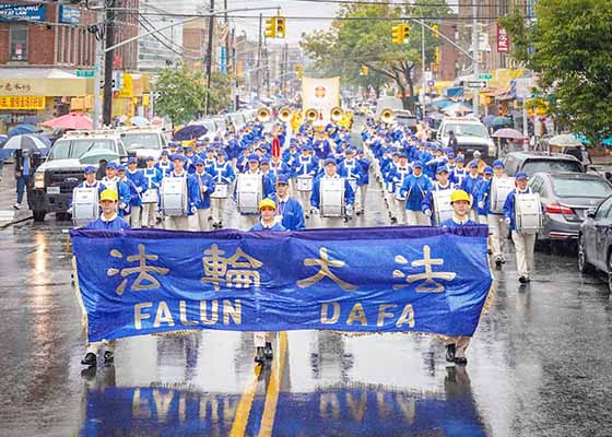 纽约大游行　风雨中传递真相