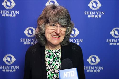 '图8：英国芬利男爵夫人（Baroness Finlay of Llandaff）赞神韵：“一场壮丽的演出，是视觉和精神的盛宴！”（新唐人电视台）'