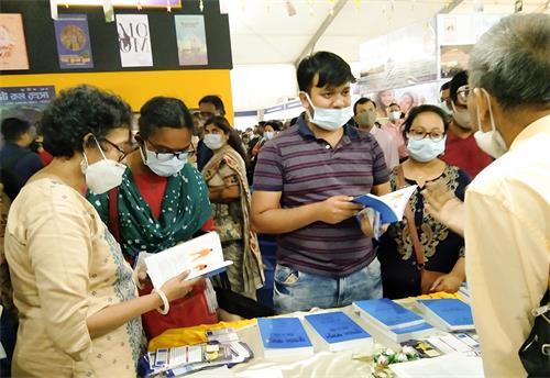 图1：二零二二年三月加尔各答书博会（Kolkata Book Fair）上“法轮大法”的展位