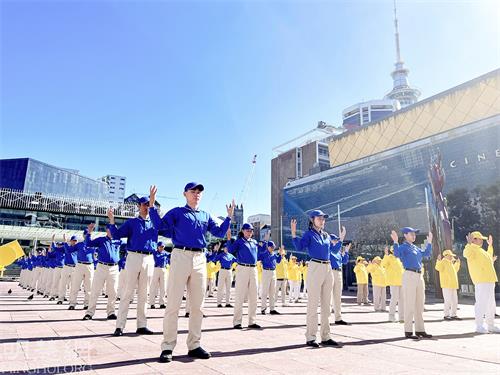 图1～2：二零二二年四月二十三日，法轮功学员在市中心奥提亚广场集体炼功，场面祥和。