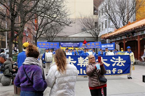 图1～2：二零二二年四月二十四日，加拿大魁北克部分法轮功学员在蒙特利尔唐人街，集会纪念“四·二五”和平上访二十三周年。