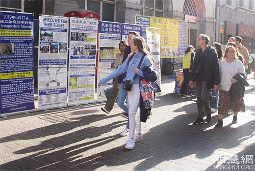 图：伦敦唐人街的法轮功学员真相展位