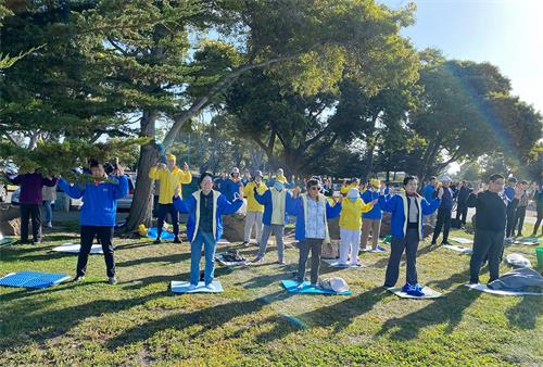 图3～4：旧金山东湾部分法轮功学员在圣利安珠市（San Leandro）的玛丽娜海边公园集体炼功，场面祥和。学员还拍到了五彩能量场。