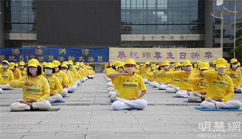 图1~3：台中市法轮功学员在市政府广场上祝贺师尊生日快乐，在艳阳下为过往的民众展示法轮功的五套功法。