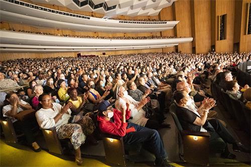 图6：二零二二年五月七日和八日，神韵环球艺术团在美国长滩市长滩会展娱乐中心露台剧院连演三场演出，场场一票难求。图为八日演出大爆满的盛况。（大纪元）