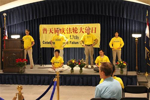 '图2：法轮功学员在庆祝活动上演示功法'