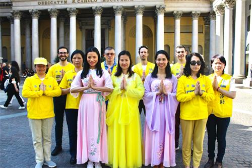 图1：二零二二年五月十四日，意大利学员双手合十恭祝李洪志师父生日快乐！感恩师父！